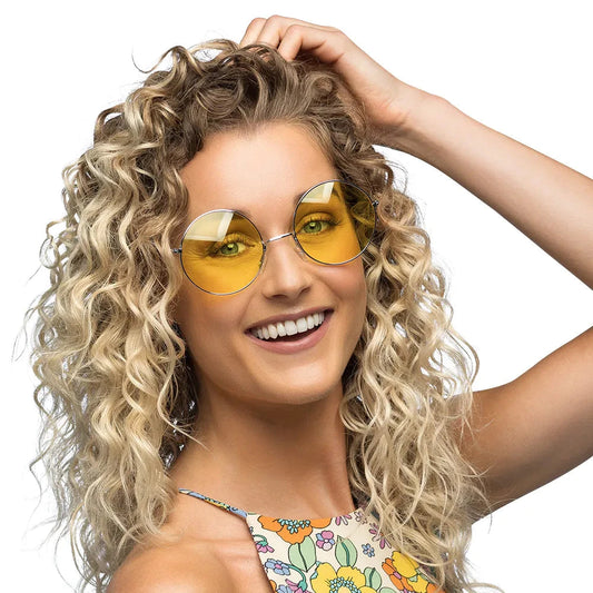 Gelbe, übergroße Hippie-Sonnenbrille mit runden Gläsern und leichtem Kunststoffrahmen.