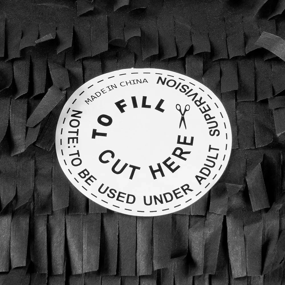 Braune Piratenschatztruhe aus Pappe mit Holzmaserung und Schnur, 30x26x23 cm groß.