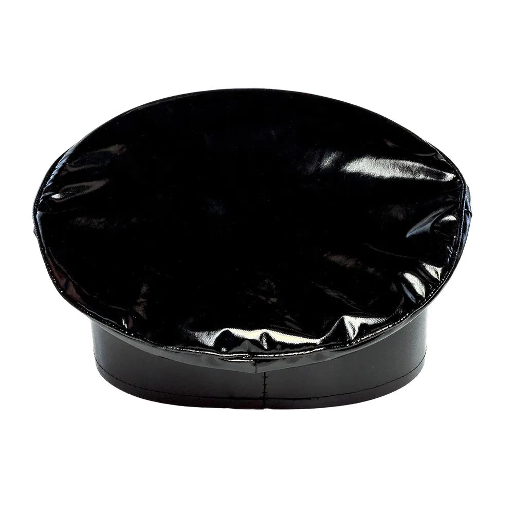 Schwarze Mütze aus Acryl mit Metallspikes und niedrigem Schirm, ideal für Partys.