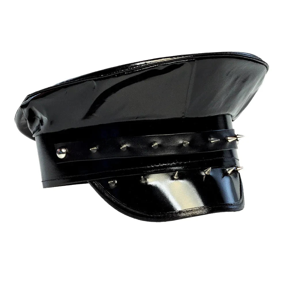 Schwarze Rocker-Mütze mit Metallspikes aus Acryl, flacher Schirm, eng anliegend.