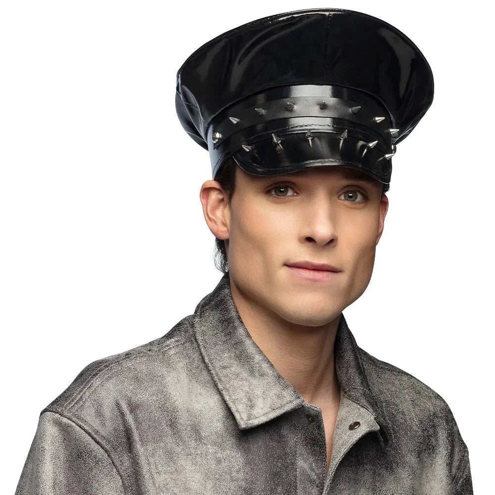 Schwarze Mütze mit Metallspikes aus Acryl, ideal für Partys und Festivals.