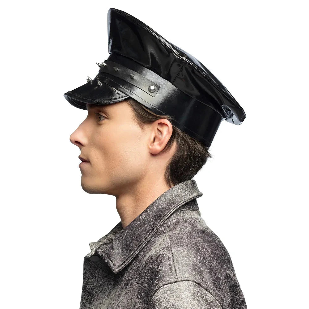 Schwarze Rocker-Mütze aus Acryl mit Metallspikes und niedrigem Schirm, punkiger Stil.