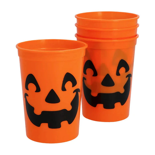 Vier orangefarbene Plastikbecher mit Kürbis-Motiv für Halloween, je 300ml Fassungsvermögen.