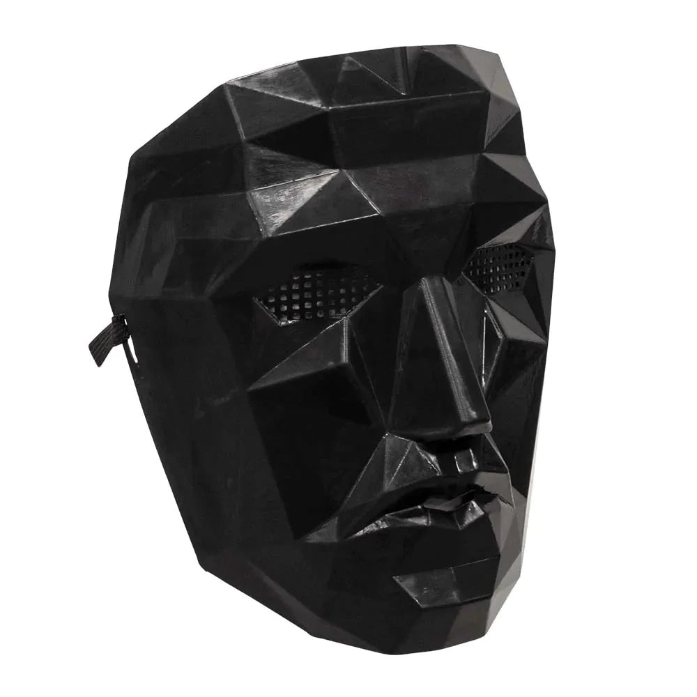 Schwarze ABS-Maske mit geometrischen Linien und breiten Augenschlitzen für klare Sicht.