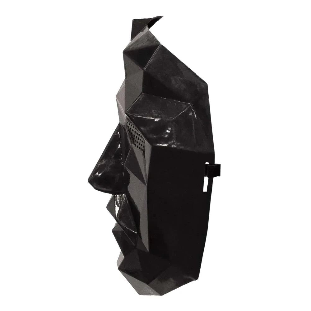 Schwarze ABS-Maske mit geometrischen Linien und breiten Augenschlitzen für klare Sicht.