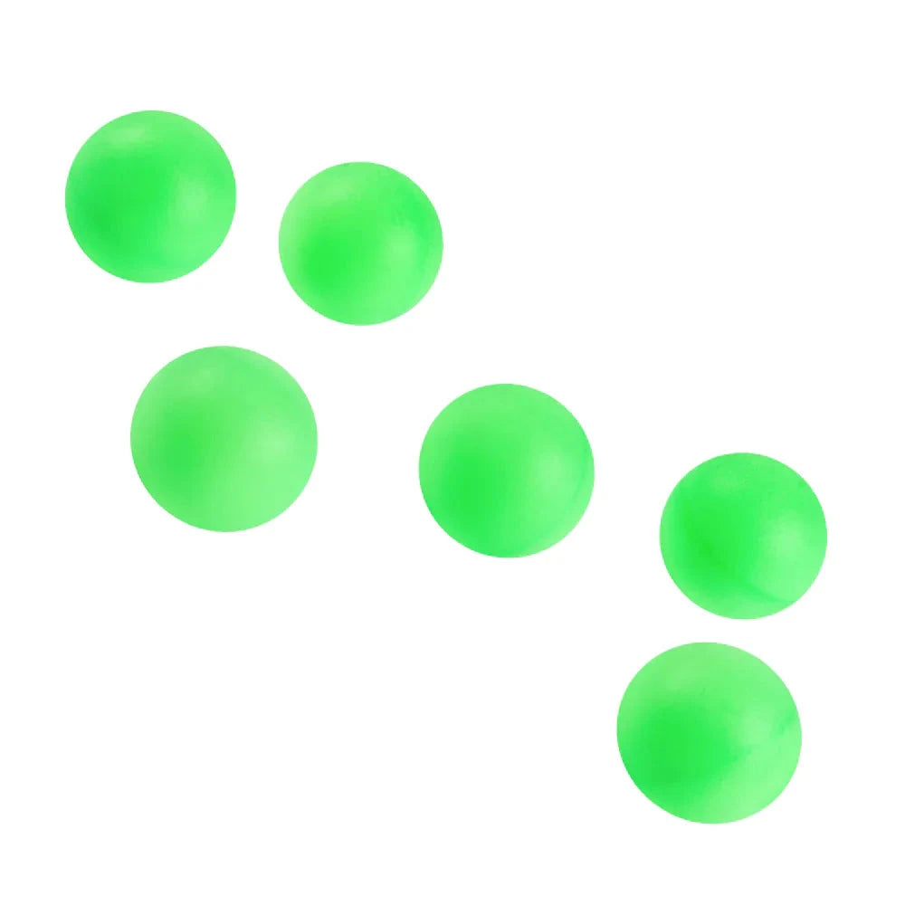 Bier Pong Set mit 20 roten Bechern, 6 weißen Bällen und 2 schwarzen Tabletts auf weißem Hintergrund