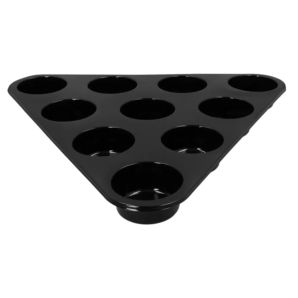 Boland Bier Pong Deluxe Set mit 20 Bechern, 6 Bällen und 2 Tabletts auf einem Tisch.