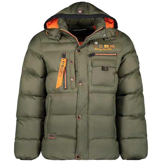 Khaki Daunenjacke mit Kapuze, Reißverschluss und mehreren Taschen für kaltes Wetter.