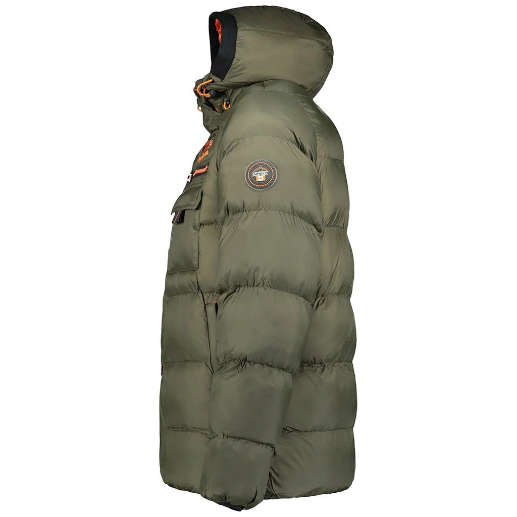 Khaki Daunenjacke mit Kapuze und Reißverschluss, gerade geschnitten, mit Taschen und elastischen Ärmeln.