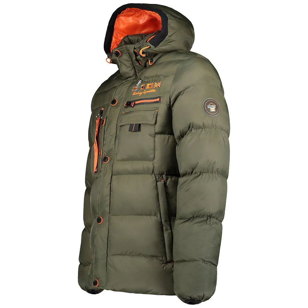 Khakifarbene Daunenjacke mit Kapuze, Reißverschluss und mehreren Taschen für kaltes Wetter.