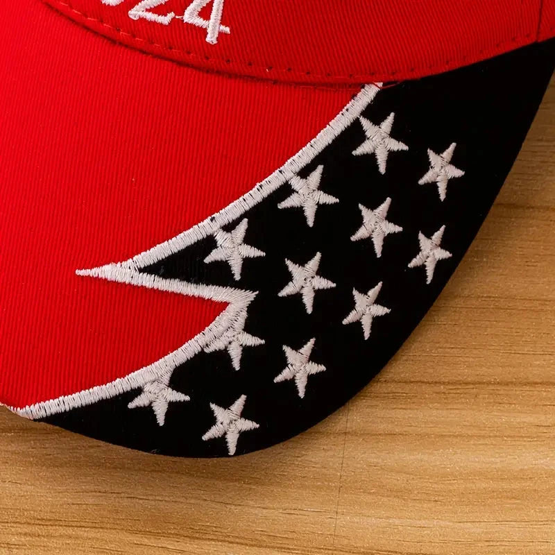 Leichte, atmungsaktive Kappe mit breiter Krempe und integriertem Toupet-Schutz in Weiß.