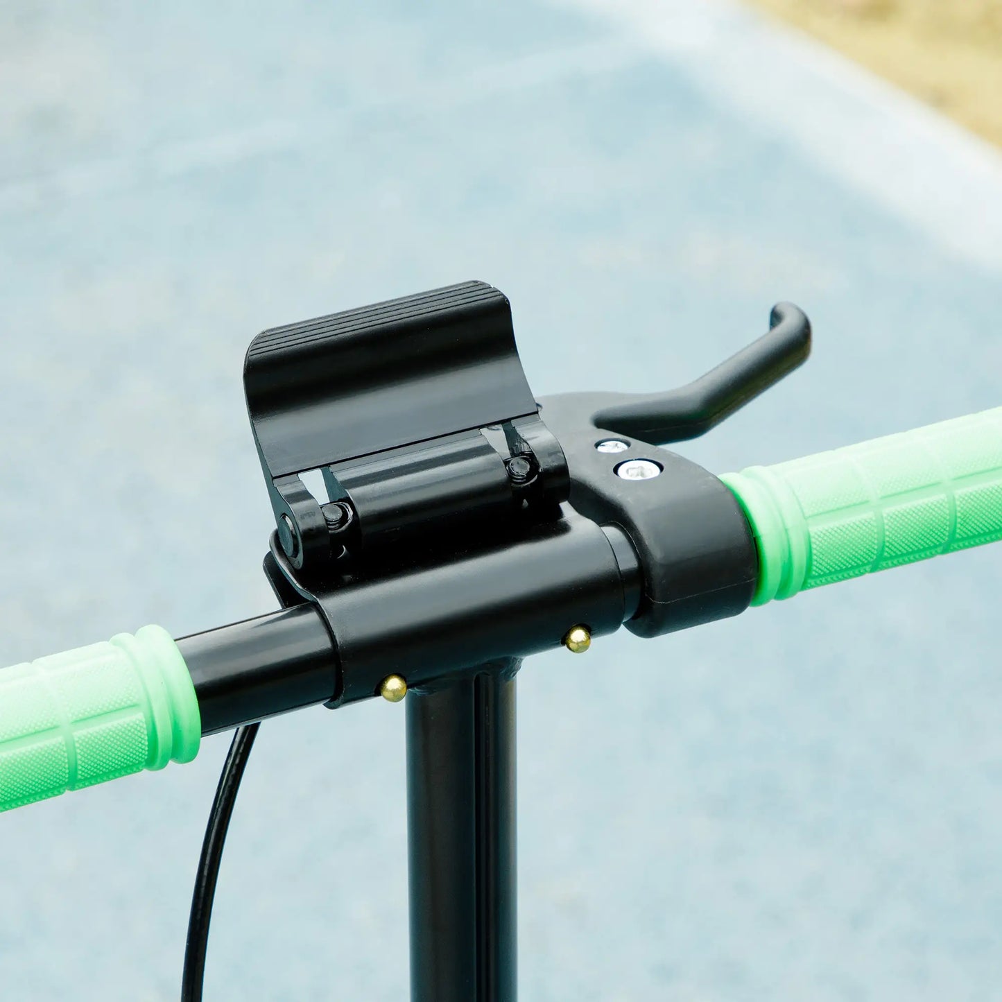 Grüner faltbarer Kinderroller mit höhenverstellbarem Lenker und leuchtenden Rädern für 3-8 Jahre.