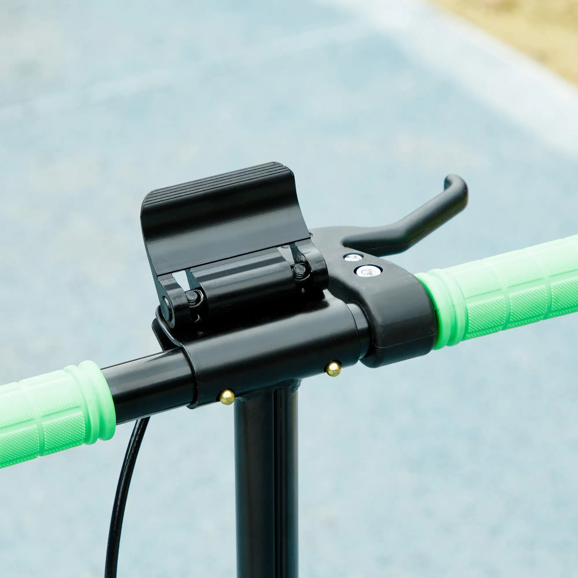 Grüner faltbarer Kinderroller mit höhenverstellbarem Lenker und leuchtenden Rädern für 3-8 Jahre.