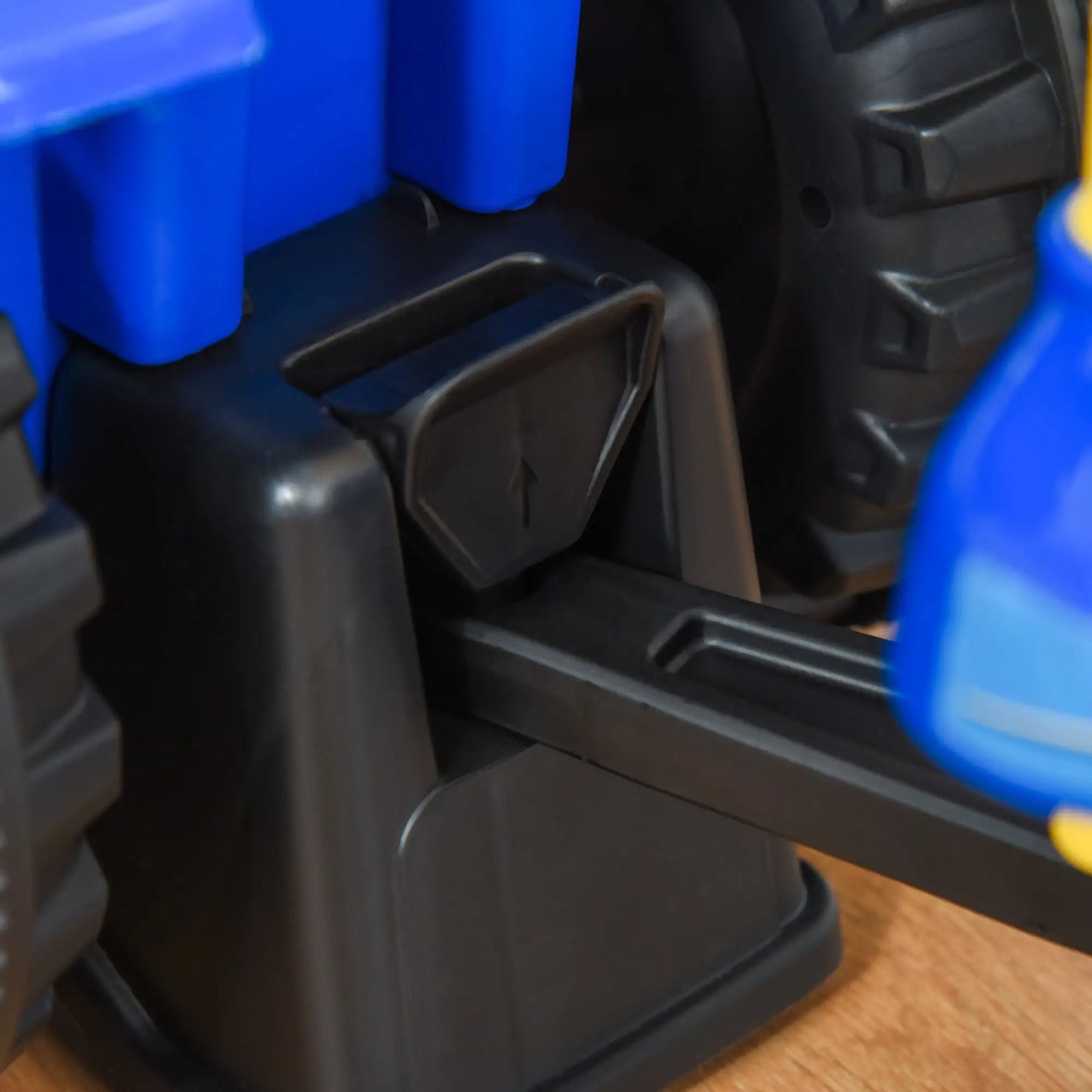 Blauer Rutsch-Traktor aus Kunststoff und Metall mit Anhänger und Hupe für Kinder von 1-3 Jahren.