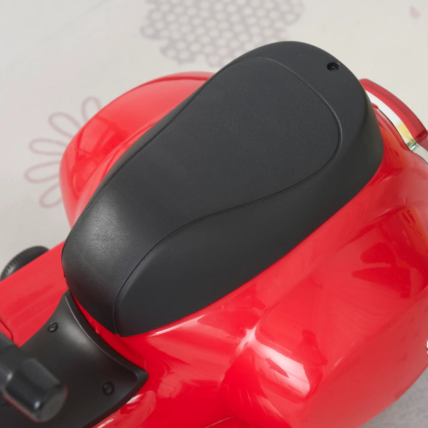 Rotes HOMCOM Vespa Elektromotorrad für Kinder mit LED-Scheinwerfer und stabilen Reifen.