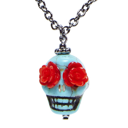 "KETTE MIT HELLBLAUEN TOTENKOPF UND ROTEN ROSEN ALS AUGEN" – Vorderansicht