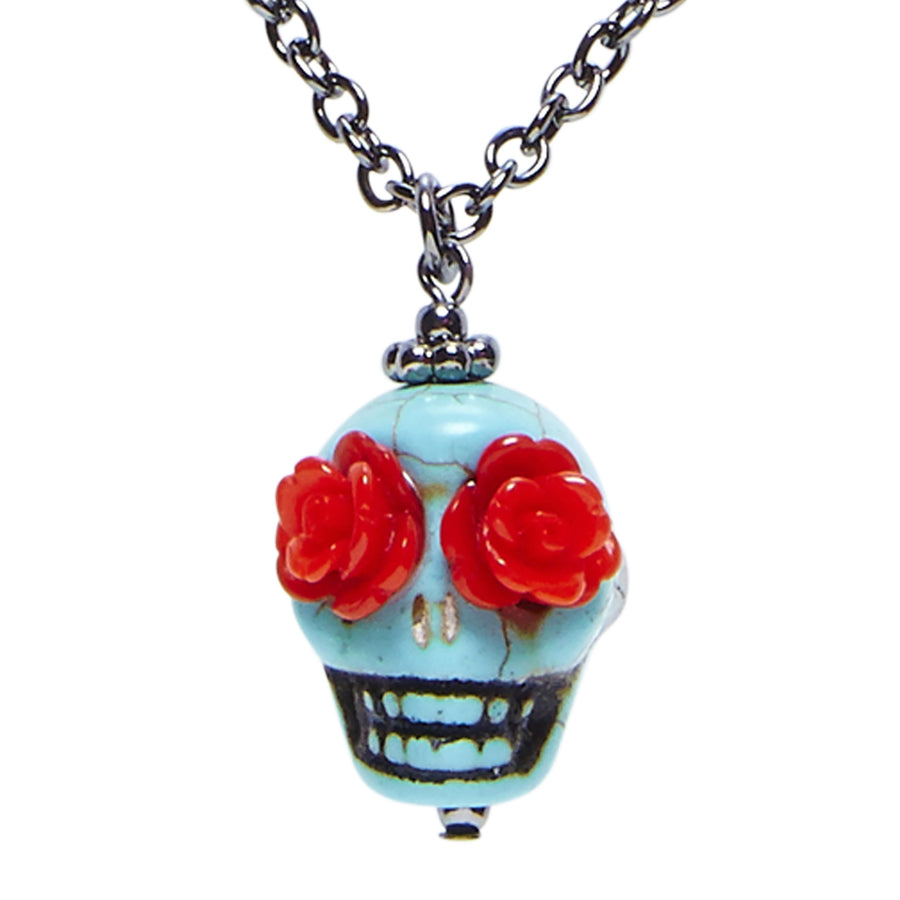 "KETTE MIT HELLBLAUEN TOTENKOPF UND ROTEN ROSEN ALS AUGEN" – Vorderansicht