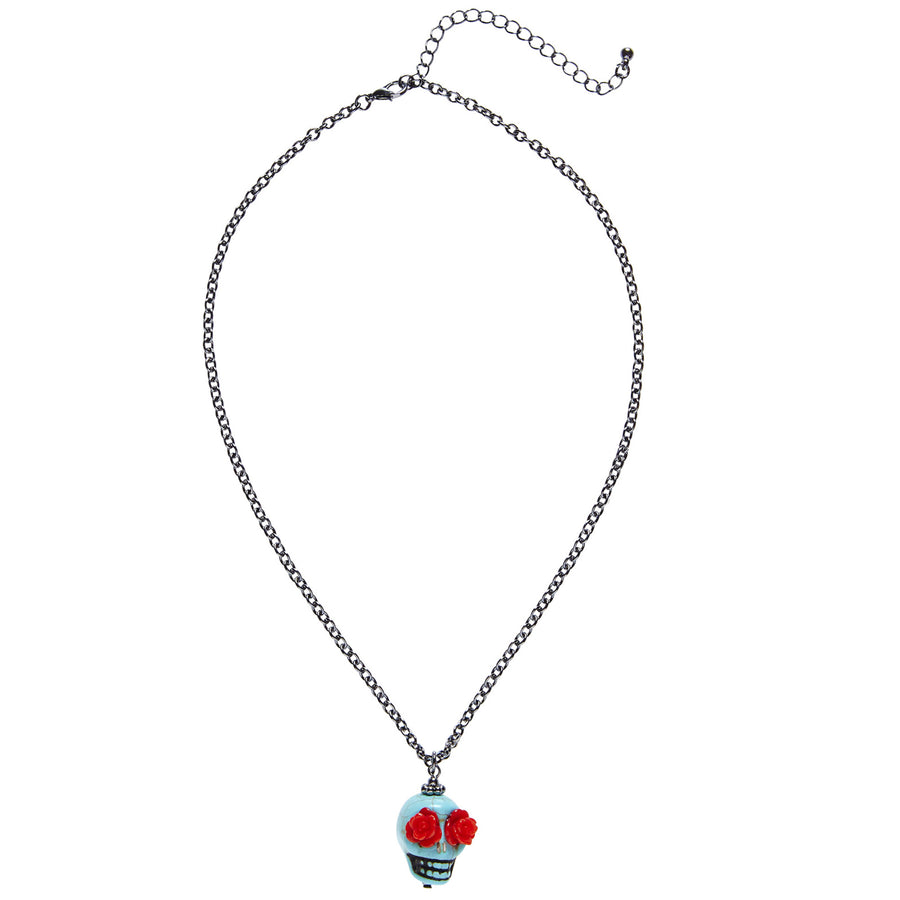 "KETTE MIT HELLBLAUEN TOTENKOPF UND ROTEN ROSEN ALS AUGEN" – Detailansicht