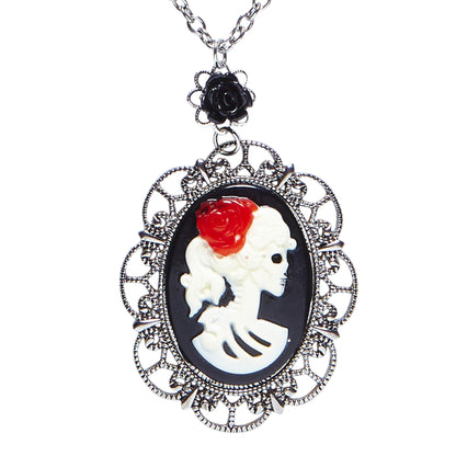 "KETTE MIT SCHWARZER ROSE & TOTENKOPF-KAMEE" – Vorderansicht
