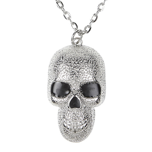 "KETTE MIT SILBERNEM TOTENKOPF" – Vorderansicht