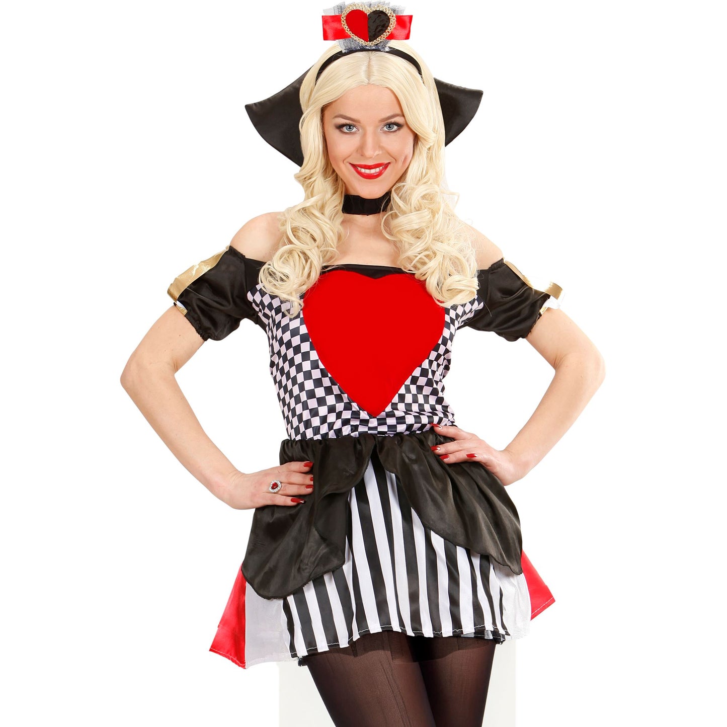 "KÖNIGIN DER HERZEN" (Kleid, Stehkragen mit Kette, Kopfbedeckung) – Vorderansicht
