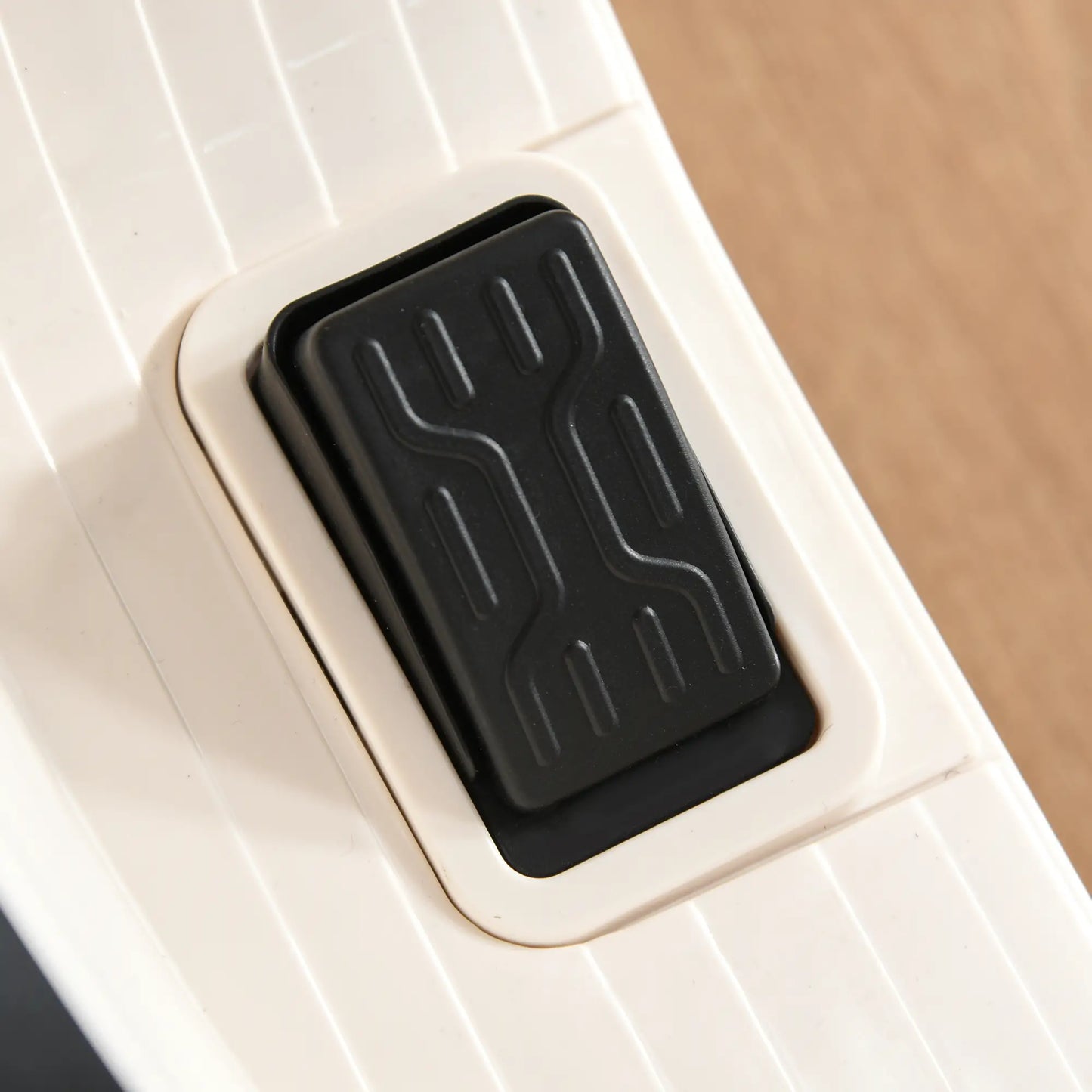 Weißes HOMCOM Elektro-Motorrad für Kleinkinder mit LED-Scheinwerfern und gepolstertem Sitz.