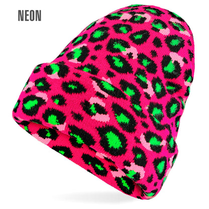"MÜTZE BEANIE NEON PINKES LEOPARDENMUSTER" Wolloptik – Vorderansicht