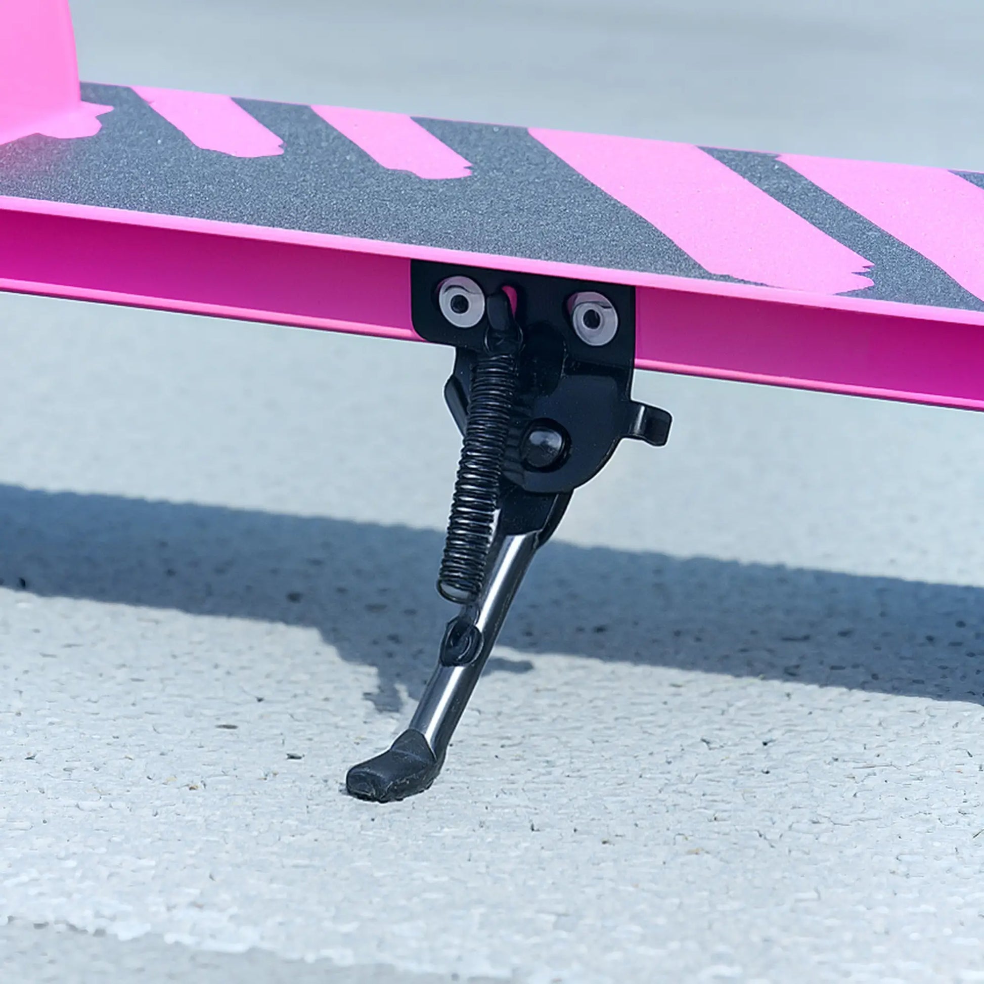 Rosa faltbarer Kinderroller mit Metallrahmen, doppelten Bremsen und höhenverstellbarem Lenker