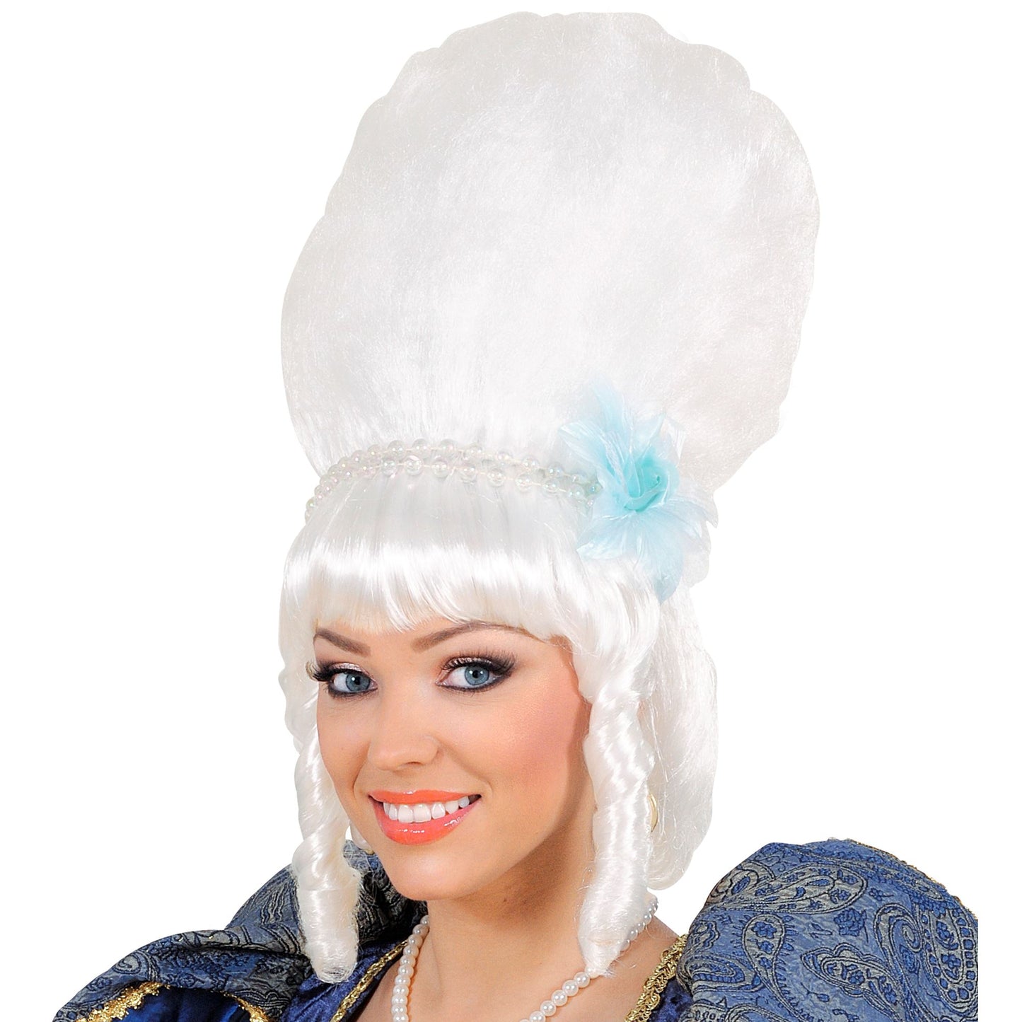 "PERÜCKE MARQUISE MIT WEIßER PERLENKETTE UND HELLBLAUER BLUME" in Polybag – Vorderansicht