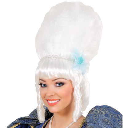 "PERÜCKE MARQUISE MIT WEIßER PERLENKETTE UND HELLBLAUER BLUME" in Polybag – Vorderansicht