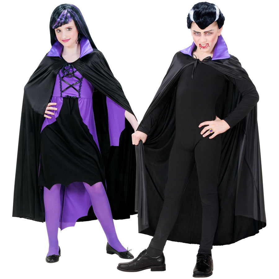 "SCHWARZER UMHANG MIT LILA KRAGEN AUS SATIN" Kindergröße - 110 cm – Vorderansicht