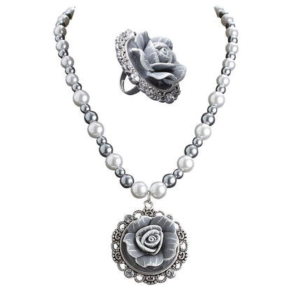 "SET PERLENKETTE UND RING MIT KAMEEROSEN UND BAROCKSTRASS" – Detailansicht