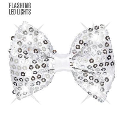 "SILBERNE PAILLETTENFLIEGE MIT 4 LED LICHTERN" regulierbar – Vorderansicht