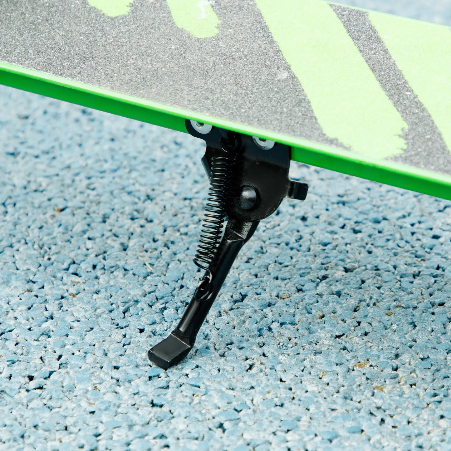 Grüner AIYAPLAY Kinderroller mit klappbarem Design und zwei Bremsen für Kinder von 3 bis 8 Jahren.