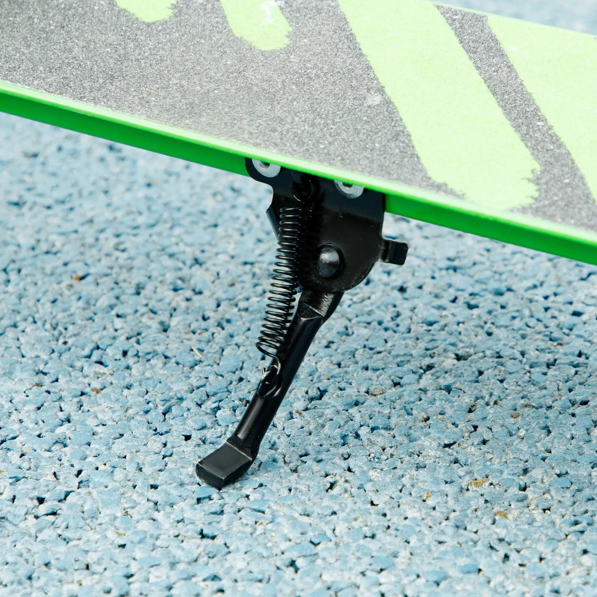 Grüner AIYAPLAY Kinderroller mit klappbarem Design und zwei Bremsen für Kinder von 3 bis 8 Jahren.