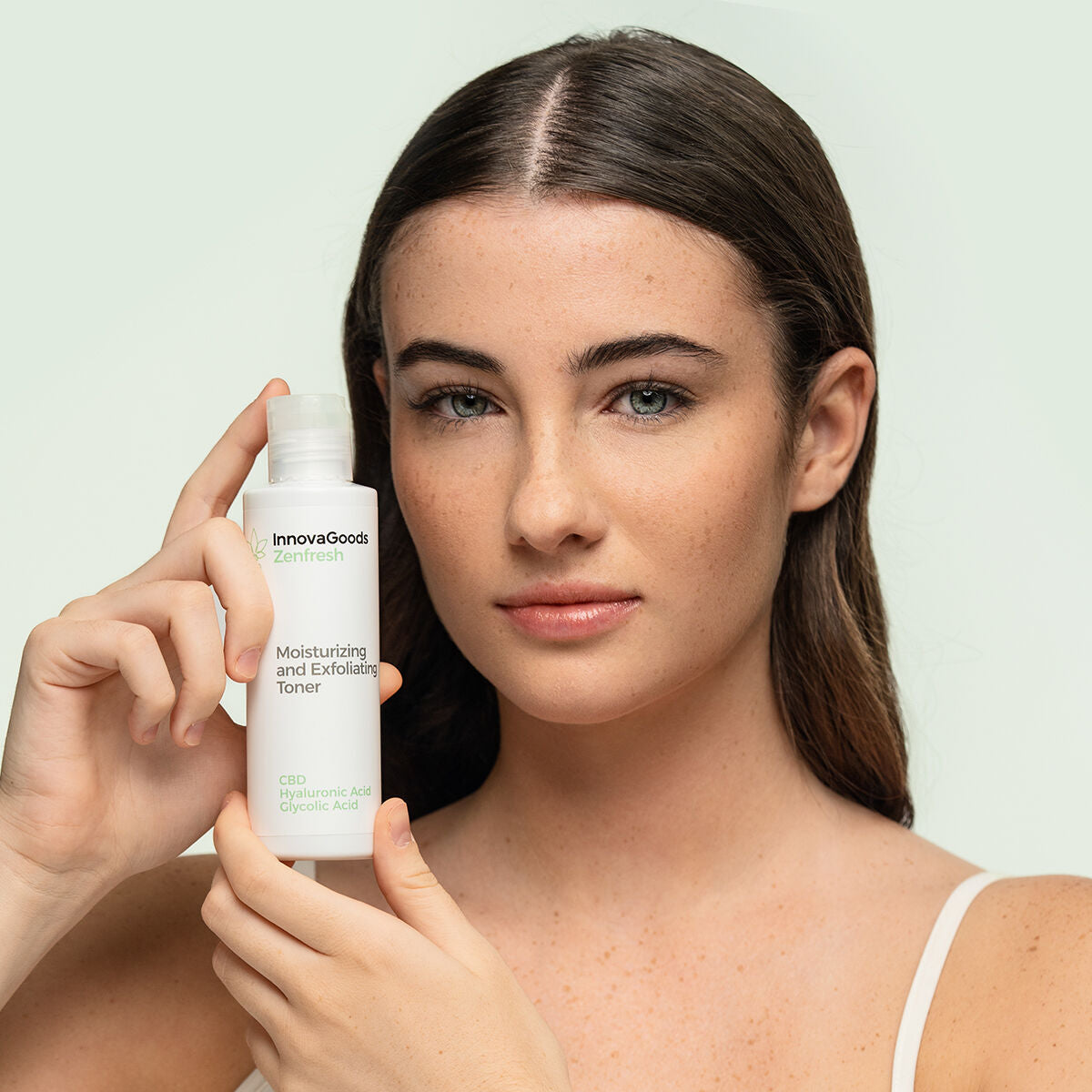 CBD Zenfresh Gesichtswasser mit Peeling-Effekt von InnovaGoods 150 ml – Anwendungsansicht