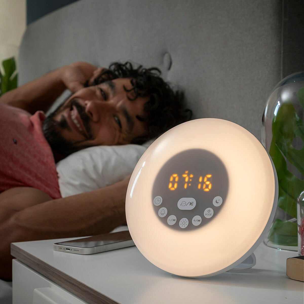 Aufladbarer Sonnenaufgangswecker Sunrilk von InnovaGoods mit Lautsprecher und RGB-Licht – Produktansicht