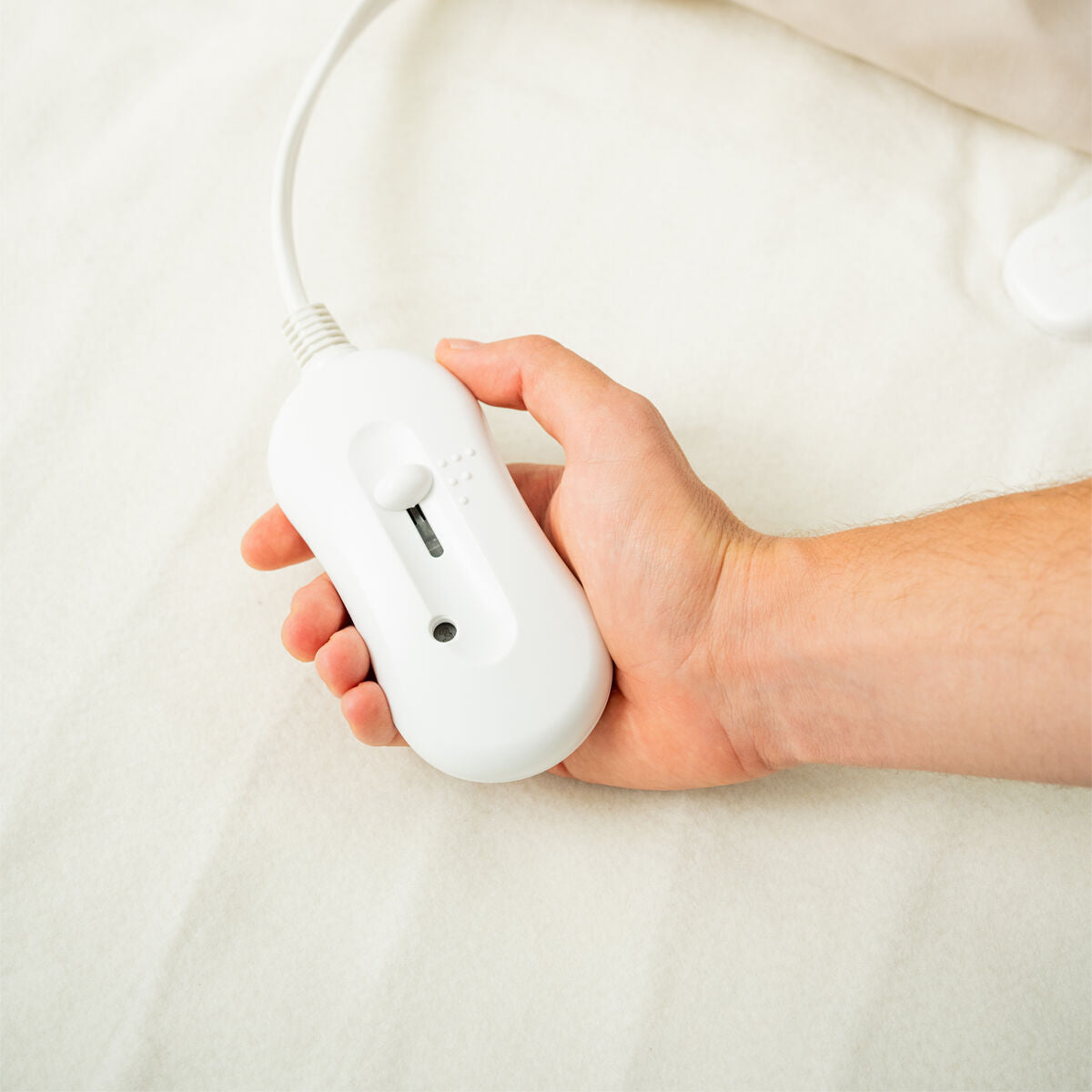 Elektrisches Wärmeunterbett Krewarm von InnovaGoods in Weiss, 80 x 150 cm, 60 W – Anwendungsansicht