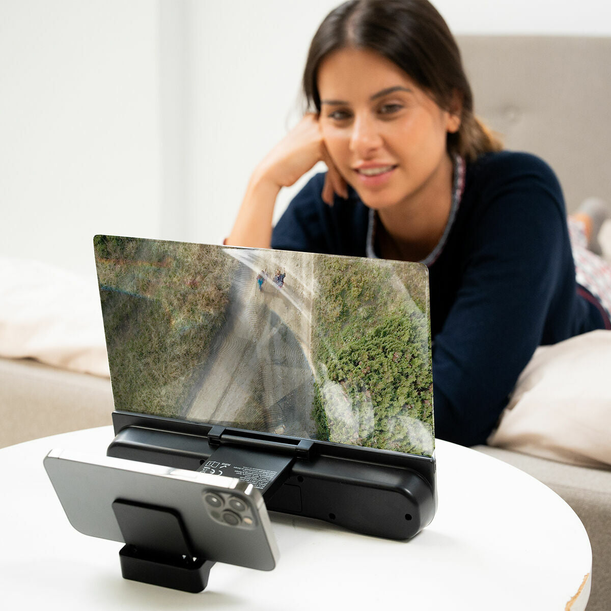 InnovaGoods Screenier wiederaufladbarer Handy-Bildschirmvergrösserer mit Bluetooth-Lautsprecher – Produktansicht