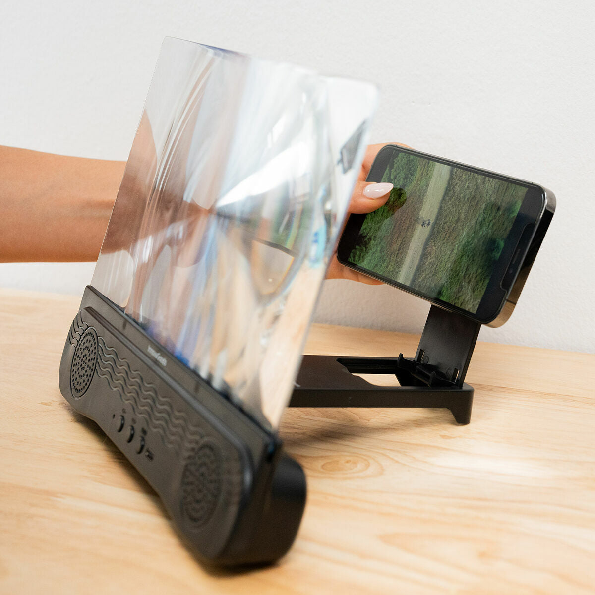 InnovaGoods Screenier wiederaufladbarer Handy-Bildschirmvergrösserer mit Bluetooth-Lautsprecher – Anwendungsansicht