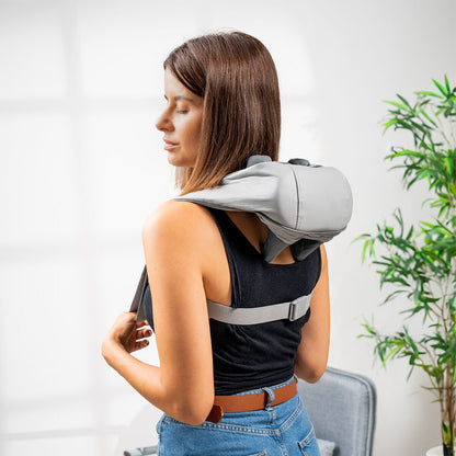 Wiederaufladbares 6D-Nacken- und Rückenmassagegerät Silax von InnovaGoods in Grau – Produktansicht