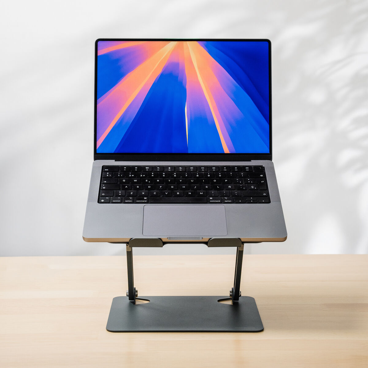 Zusammenklappbarer und verstellbarer Laptop-Ständer von InnovaGoods in Grau – Produktansicht