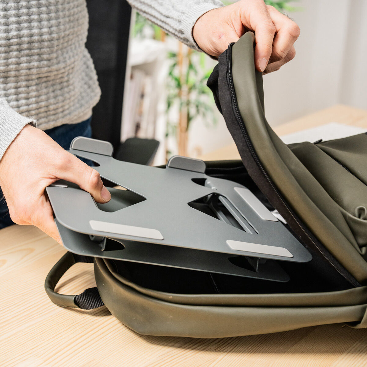 Zusammenklappbarer und verstellbarer Laptop-Ständer von InnovaGoods in Grau – Verpackung