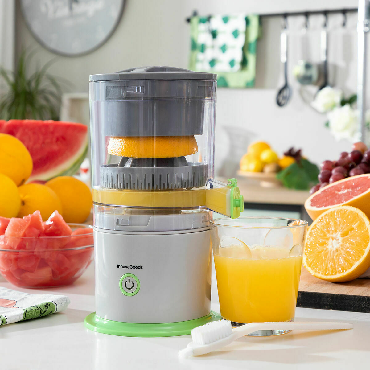InnovaGoods Juisso automatische wiederaufladbare Saftpresse grün grau – Produktansicht