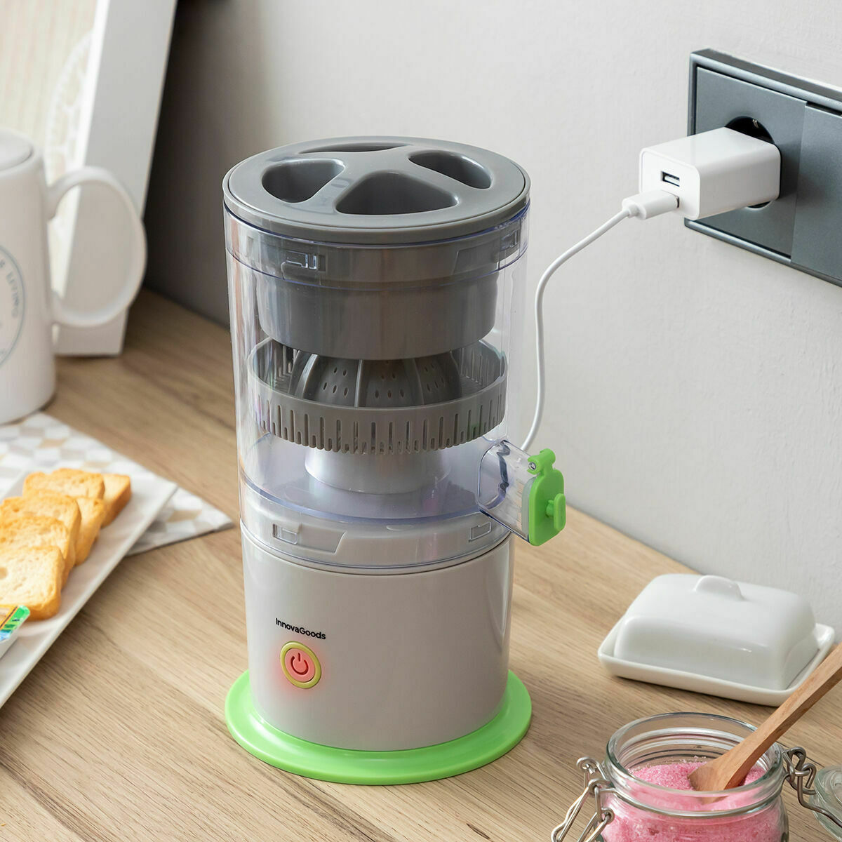 InnovaGoods Juisso automatische wiederaufladbare Saftpresse grün grau – Anwendungsansicht