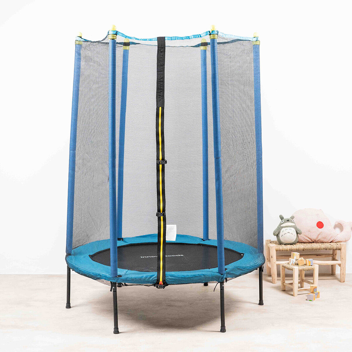 Kindertrampolin Zuply von InnovaGoods mit Sicherheitsnetz in Blau und Schwarz – Rückansicht