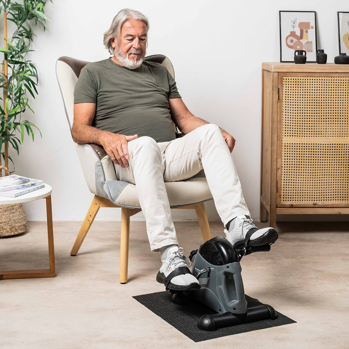 Statischer Pedaltrainer Velora 2100 für Arme und Beine mit rutschfester Matte von InnovaGoods – Produktansicht