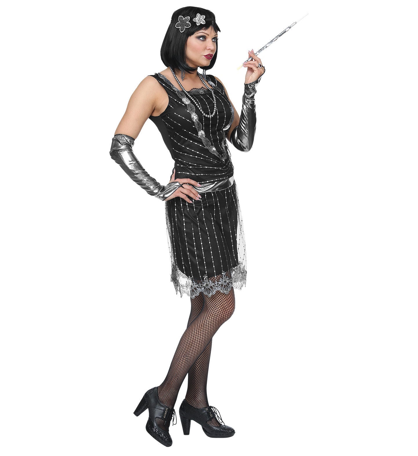 Frau in schwarzem 20er-Jahre Glitter-Charleston-Kleid mit Armstulpen und Kopfschmuck.