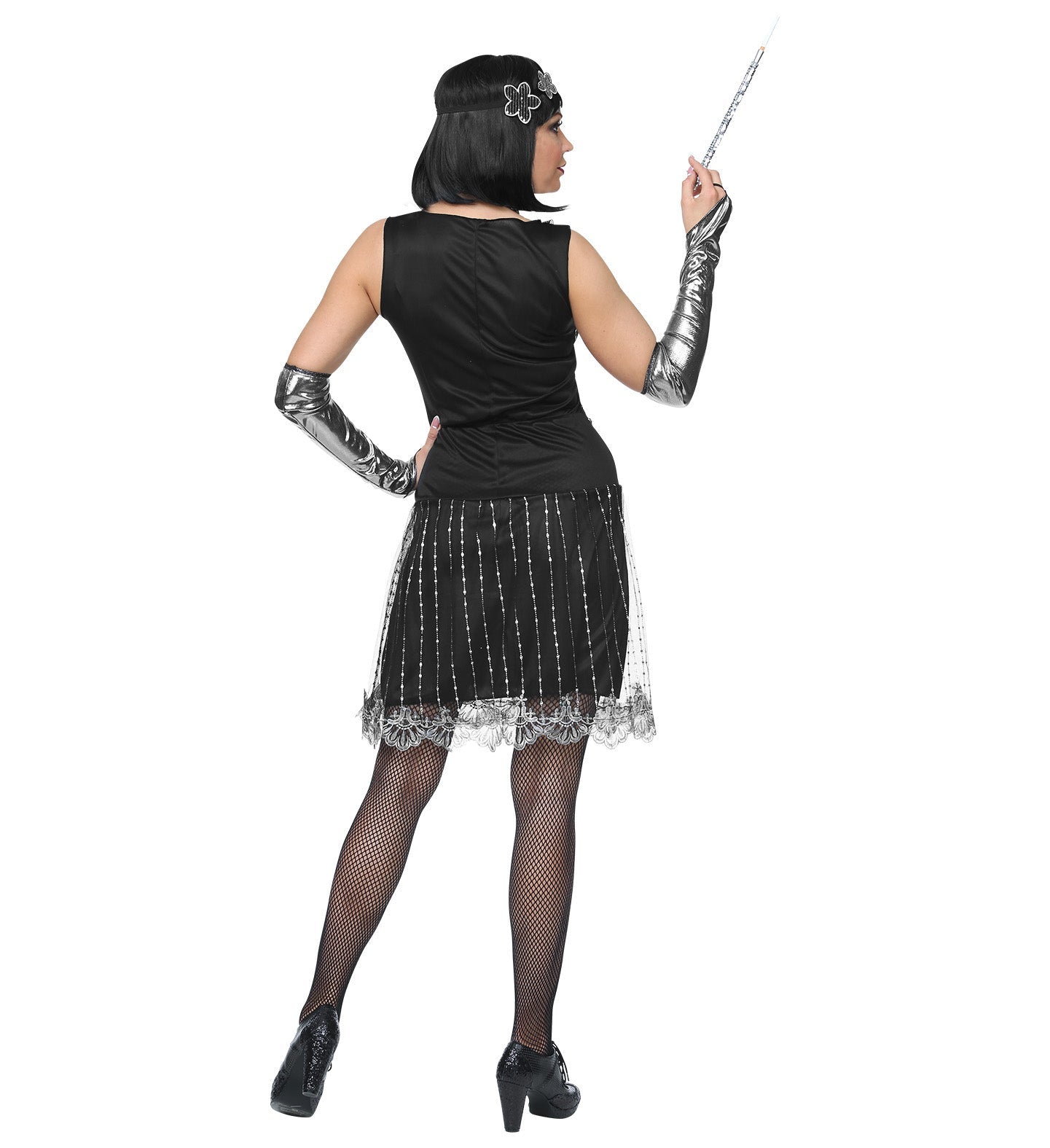 Frau im schwarzen 20er-Jahre Glitter-Charleston-Kleid mit Armstulpen und Kopfschmuck, von hinten.