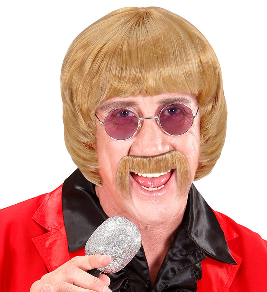Blonde, shaggy Perücke mit passendem Schnurrbart und retro Brille im 60er Jahre Stil.